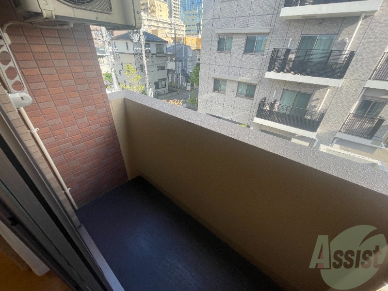 バルコニー　バルコニーはこちらです。洗濯物もｊ干せそうです。