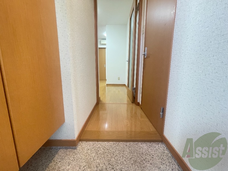 玄関　玄関からの様子になります。明るい印象ですね。