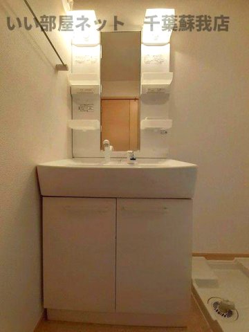 洗面設備　明るい洗面所です