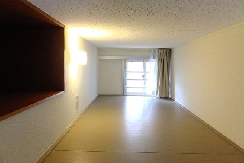 収納　小窓付きの快適なロフト空間