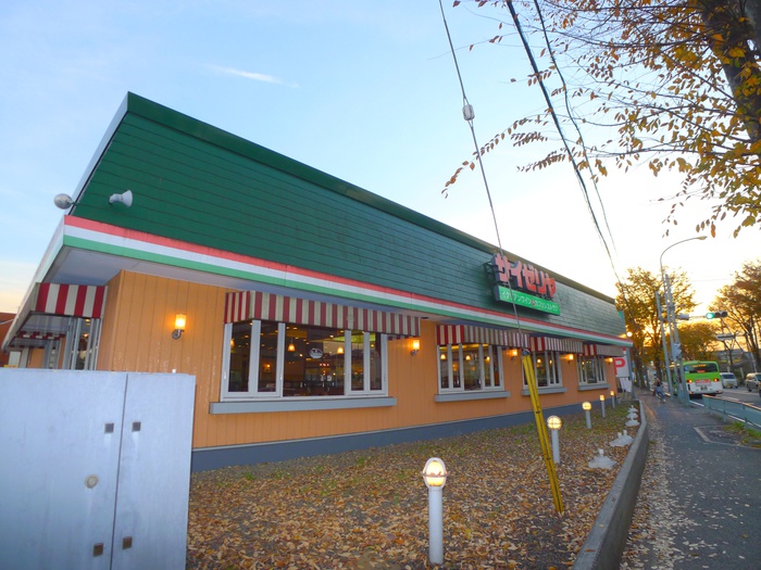 飲食店　サイゼリア（飲食店）まで694m