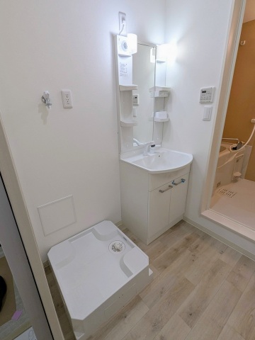 洗面設備　同メーカー同仕様：洗面台と室内洗濯機置き場