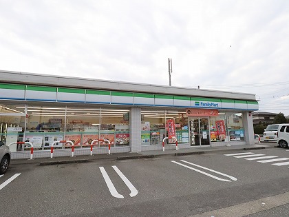 コンビニ　ファミリーマート（コンビニ）まで587m