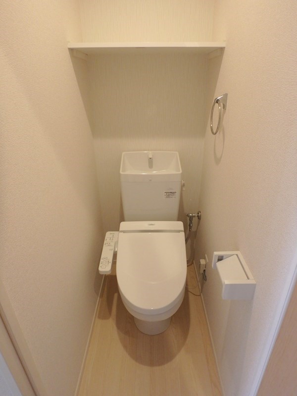 トイレ　温水洗浄便座です