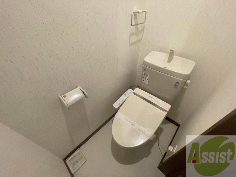 トイレ　ユニットバス内のトイレです。一人暮らしなら十分ですね。