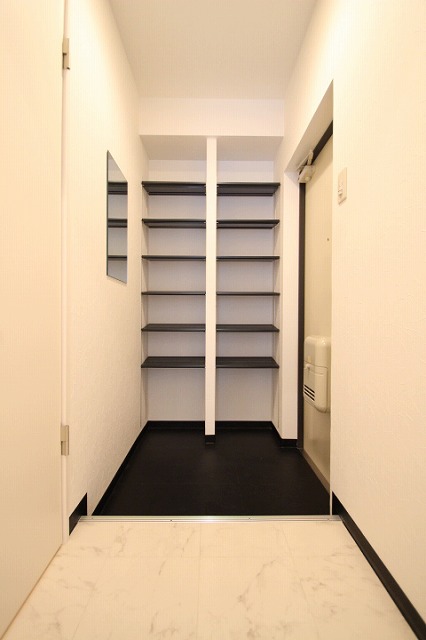 玄関　同物件別号室のものです。