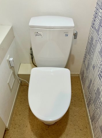 トイレ　落ち着いた色調のトイレです