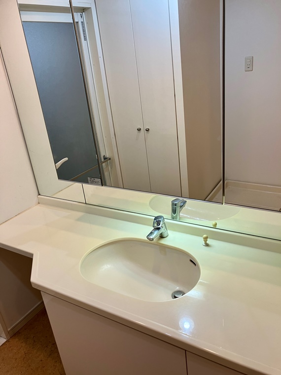 洗面設備　ゆったりとスペースのある洗面所