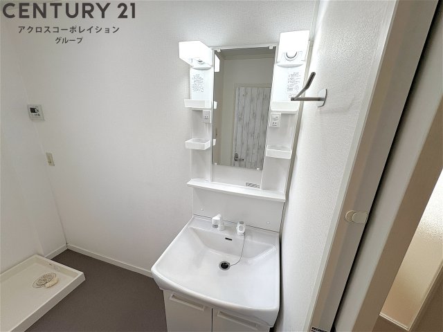 洗面設備　鏡の大きな独立洗面台です！