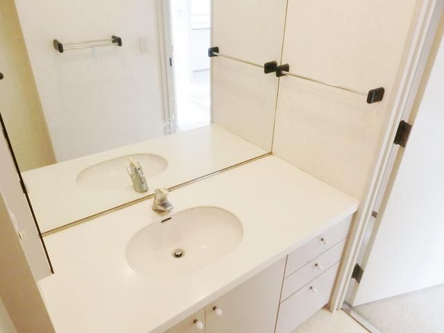 洗面設備　★非常に大きな鏡付の洗面台です★