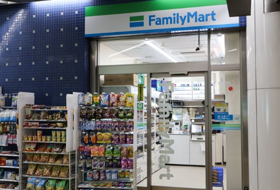 コンビニ　ファミリーマートTX六町駅／S店（コンビニ）まで349m