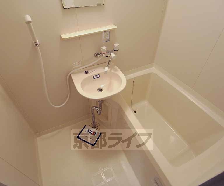 バス・シャワールーム　広めのセパレートバス　シャワーの付け位置がシャープでしょ！