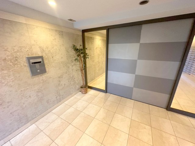 エントランス　オシャレなエントランスは安心のオートロック付きです。