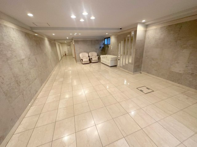 ロビー　オシャレなロビーは安心のオートロック付きです。