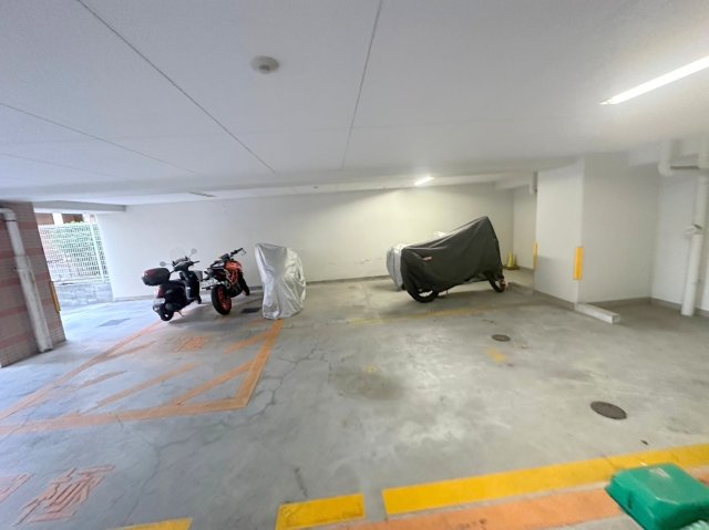 駐車場　敷地内にある駐輪場。雨の日にはうれしい屋根つきです。