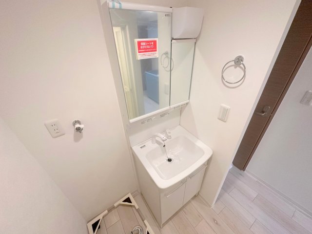 洗面設備　身支度が出来る独立洗面台です。