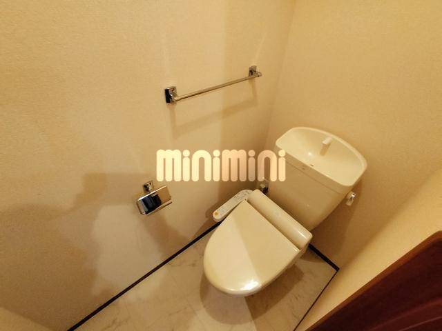 トイレ　ウォシュレットつきで便利です。