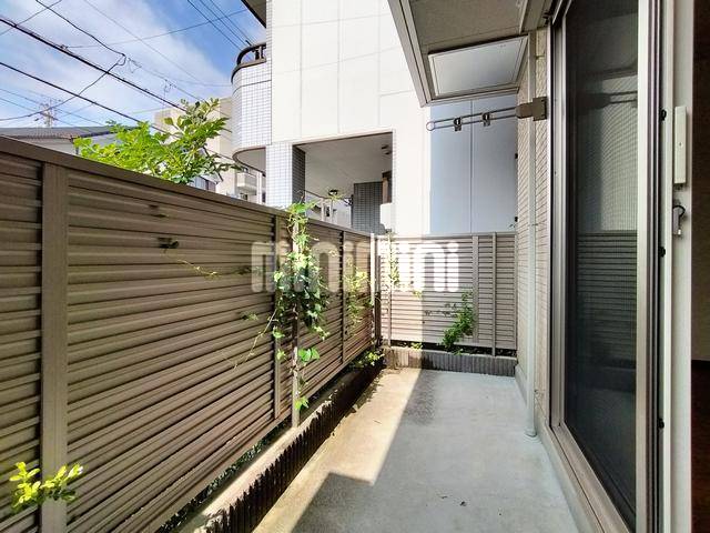 バルコニー　広めのベランダなので洗濯物も干しやすいですよ。