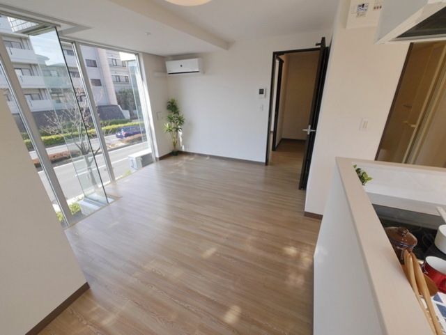 居室・リビング　★広い窓が特徴的なリビング★