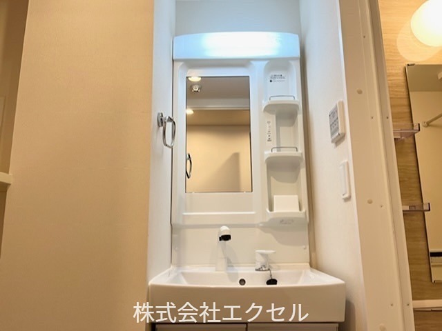 洗面設備　朝に便利な独立洗面化粧台♪