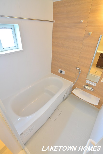 バス・シャワールーム　小窓がある追い焚き機能付の一坪浴室です。