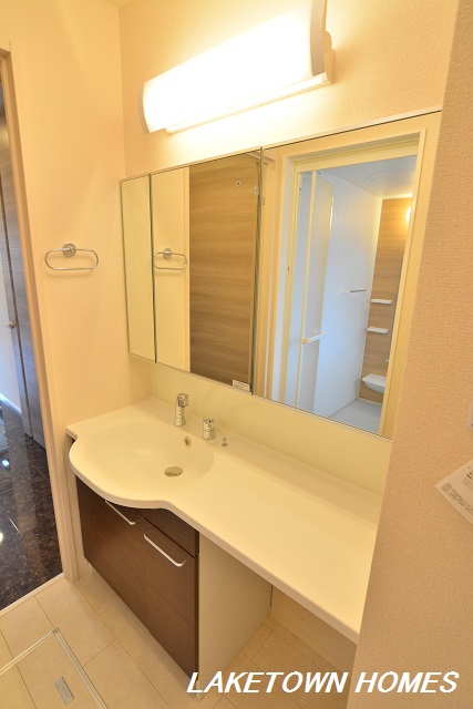 洗面設備　三面鏡の洗髪洗面化粧台です。