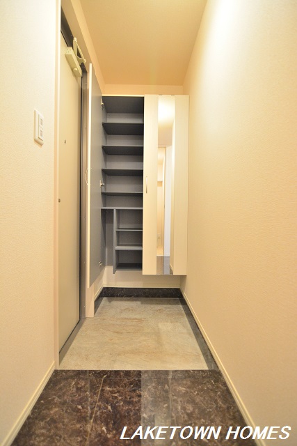 玄関　玄関ホールと玄関収納です。