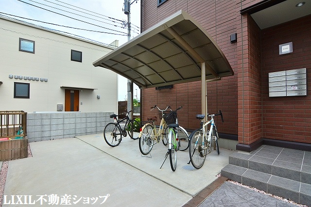 その他共有部分　敷地内に屋根付きの駐輪場があります。