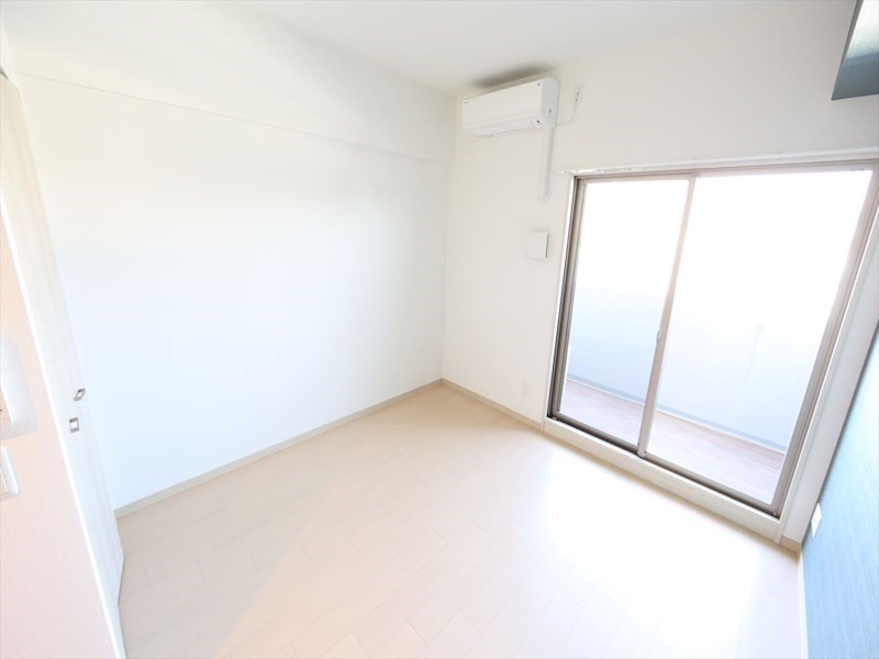 バルコニー　洋室6.5帖　クローゼット（収納充実してます）