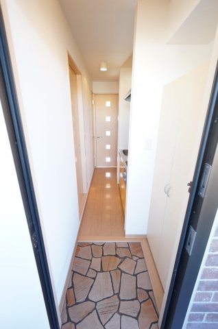 玄関　※同物件・同タイプの写真です。