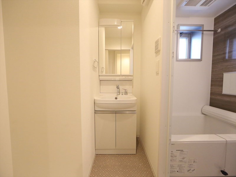 洗面設備　脱衣所　独立洗面台（シャンプードレッサー付）収納スペース有