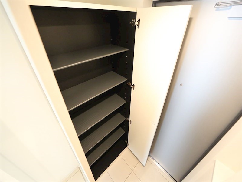 玄関　玄関　シューズボックス付（収納充実してます）