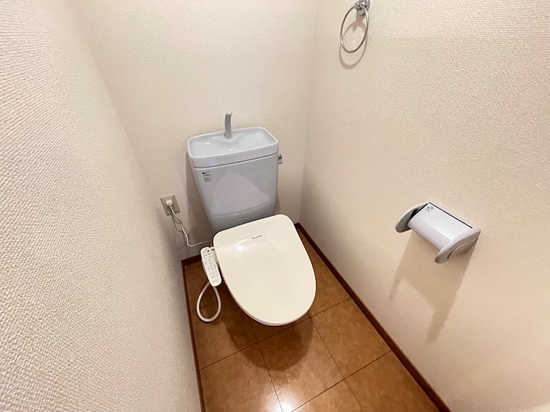 トイレ　※写真は反転、間取りは正位置、設備新旧・仕様変わる可能性があ