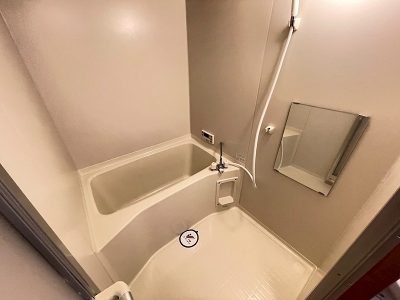 バス・シャワールーム　※写真は反転、間取りは正位置、設備新旧・仕様変わる可能性があ