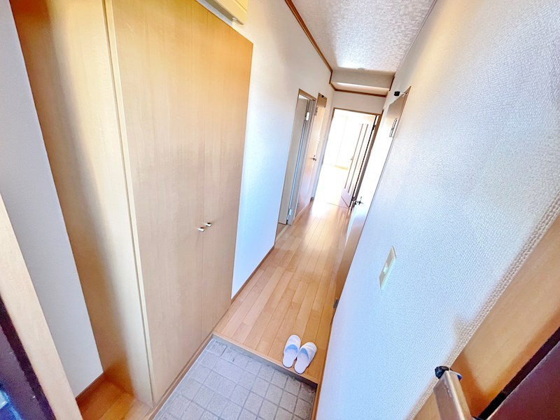 玄関　※写真は反転、間取りは正位置、設備新旧・仕様変わる可能性があ