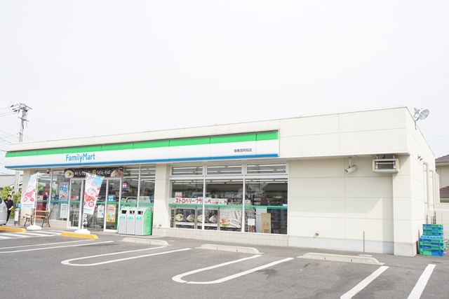 コンビニ　ファミリーマート（コンビニ）まで710m