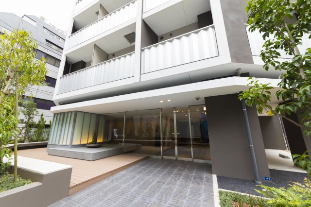 エントランス　落ち着いたエントランスです