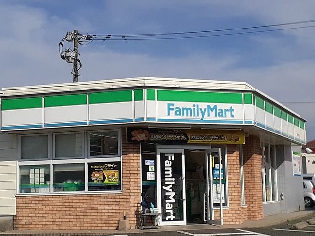 コンビニ　ファミリーマート戸島西店（コンビニ）まで550m