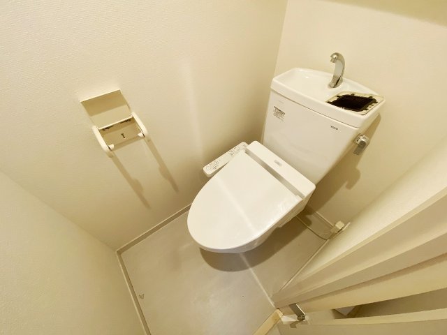 トイレ　別号室の参考写真です。