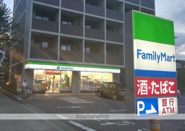 コンビニ　ファミリーマート（コンビニ）まで671m