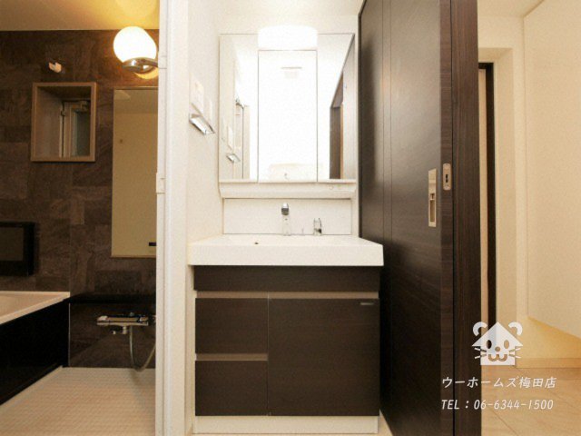 洗面設備　独立洗面台、小物を置くことができて便利です