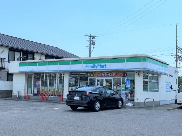 コンビニ　ファミリーマート磯山駅前店（コンビニ）まで700m
