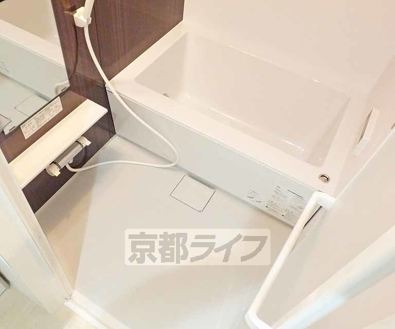 バス・シャワールーム　ゆったりとしたバスムールです。