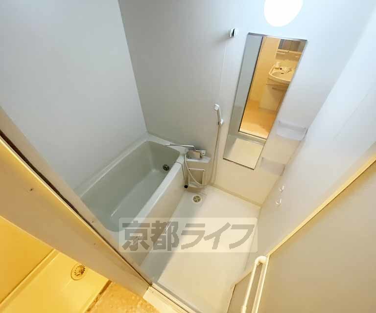 バス・シャワールーム　鏡のある便利なお風呂