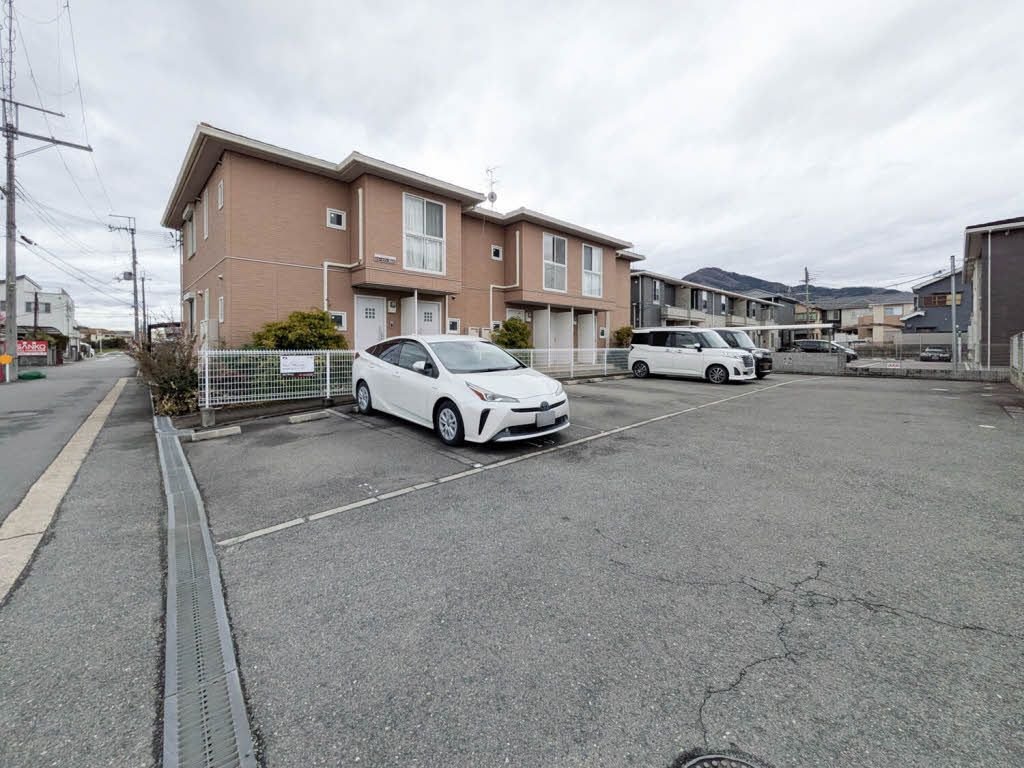 建物外観　駐車場