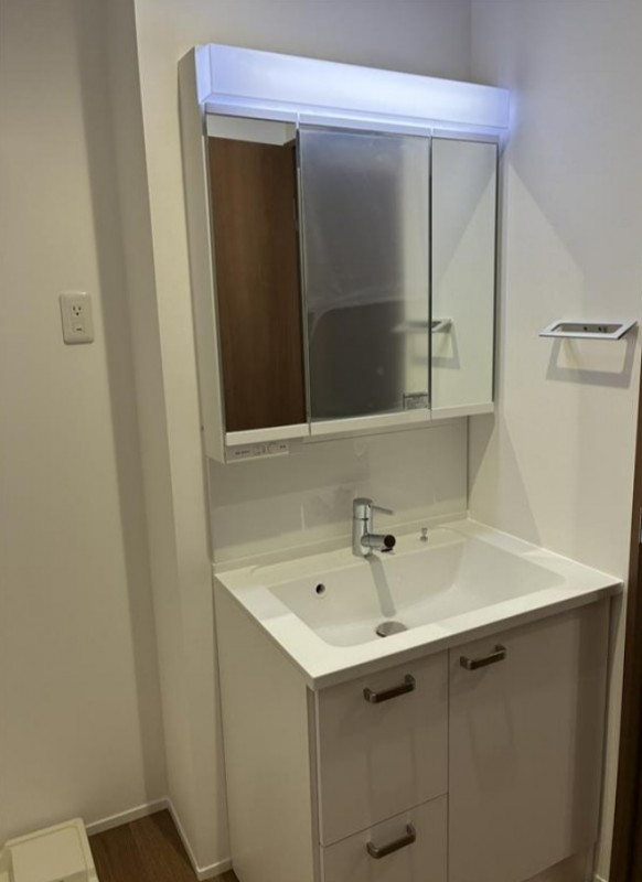 洗面設備　明るい洗面所です