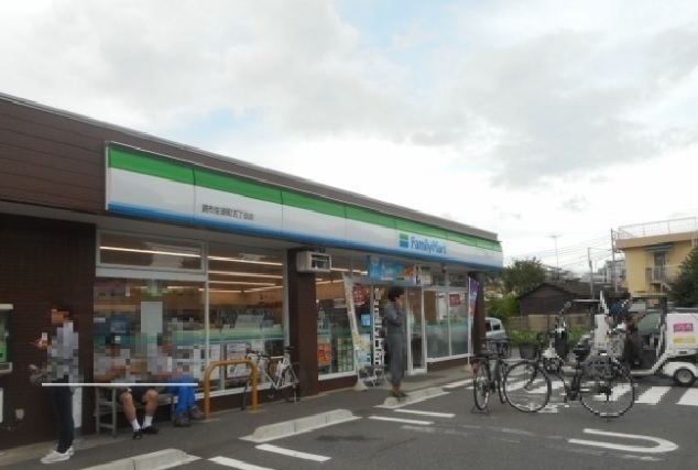 コンビニ　ファミリーマート（コンビニ）まで250m