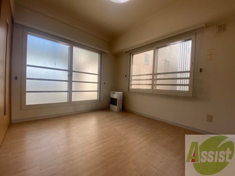 その他部屋・スペース　寝室はこちらです。光が差し込む、温かみのあるお部屋です。