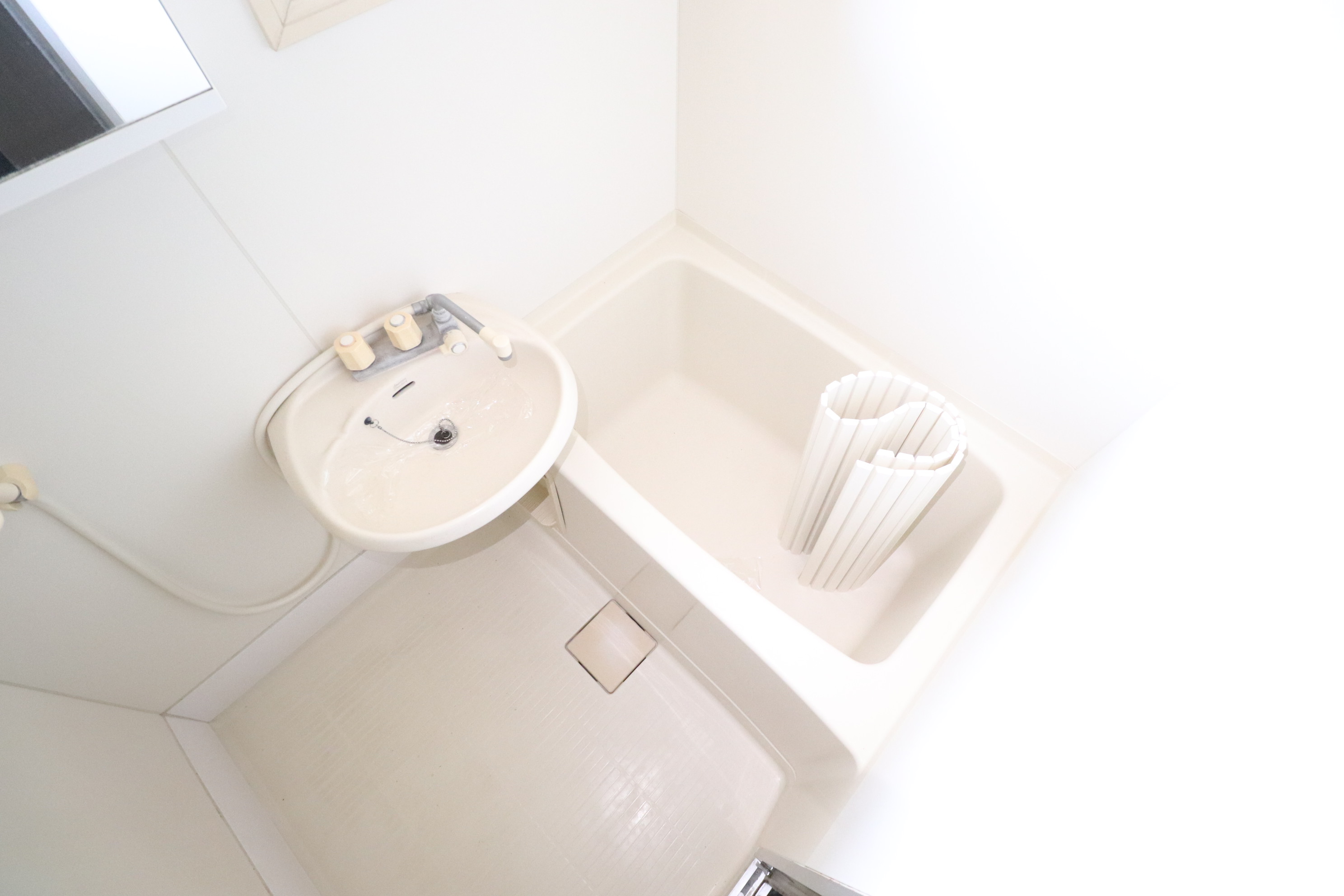 バス・シャワールーム　浴槽用の蓋も付いたバスルーム♪