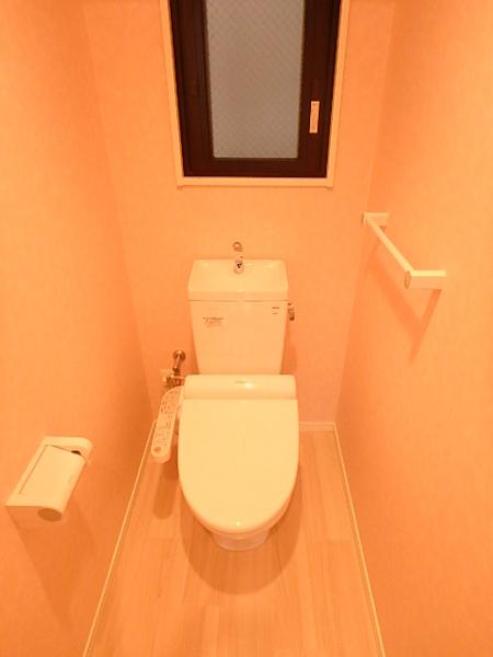 トイレ　便利な温水洗浄便座できれいさっぱり